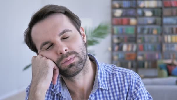 Dormir Cansado Casual Barba Homem Enquanto Sentado no Trabalho — Vídeo de Stock