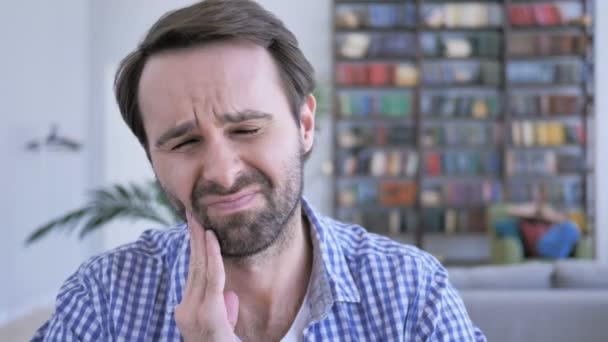Zahnschmerz-Schmiere, lässiger Bart-Mann mit starken Zahnschmerzen — Stockvideo