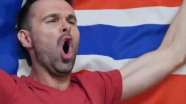 Norveç Fan yavaş çekimde Norveç bayrağı tutarken kutluyor