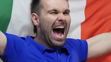 İtalyan Fan yavaş çekimde İtalya bayrağı tutarken kutluyor