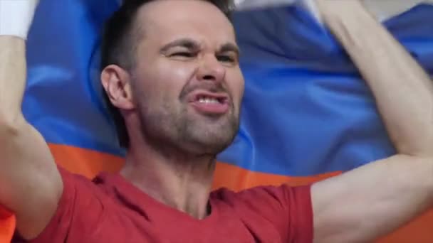 Російський шанувальник святкування тримаючи прапор Росії в повільному — стокове відео