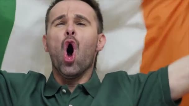 Ír rajongó ünnepli az Írország lobogója alatt tartja a lassú mozgás — Stock videók
