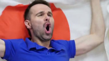 Japon Fan yavaş çekimde Japon bayrağı tutarken kutluyor