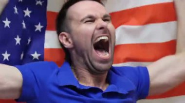 Amerikan Fan yavaş çekimde Amerika bayrağı tutarken kutluyor