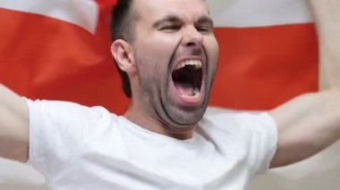 İngilizce Fan yavaş çekimde İngiltere bayrağı tutarken kutluyor