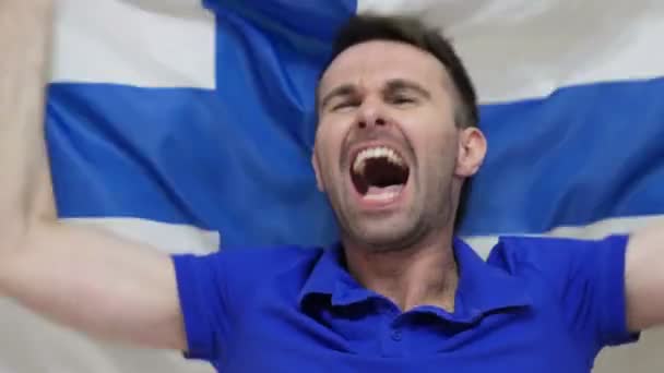Finn rajongó ünnepli tartja a finn zászló a lassú mozgás — Stock videók
