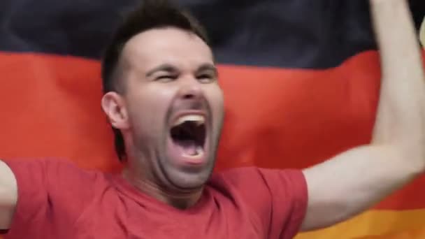Niemiecki Fan obchodzi trzymając flaga Niemiec w zwolnionym tempie — Wideo stockowe