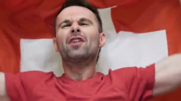 Schweiziska fläkt firar holding den flaggan av Schweitz i Slow Motion — Stockvideo