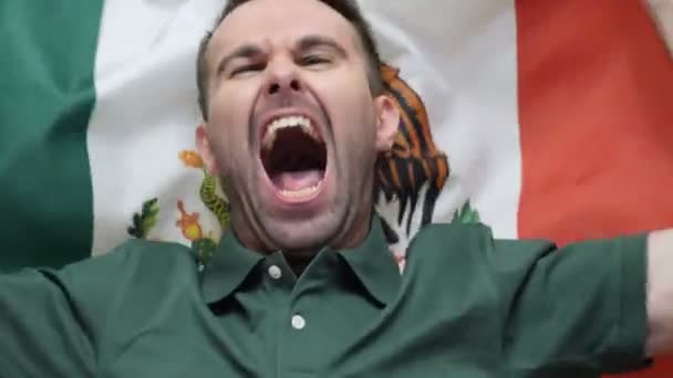 Tifoso messicano celebra tenendo la bandiera di Mexico in Slow Motion — Video Stock