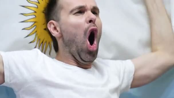Argentyńskich fanów obchodzi trzymając flagę Argentyny w zwolnionym tempie — Wideo stockowe