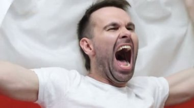 Lehçe Fan yavaş çekimde Polonya bayrağı tutarken kutluyor