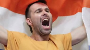 Hollanda Fan yavaş çekimde Hollanda bayrağı tutarak kutluyor