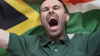 Güney Afrika Fan yavaş çekimde Güney Afrika bayrağı tutarak kutluyor