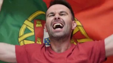 Ağır çekimde Portekiz bayrağı tutarak Portekizce Fan kutluyor