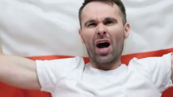 Polskich Fan świętuje gospodarstwa flaga Polska w zwolnionym tempie — Wideo stockowe