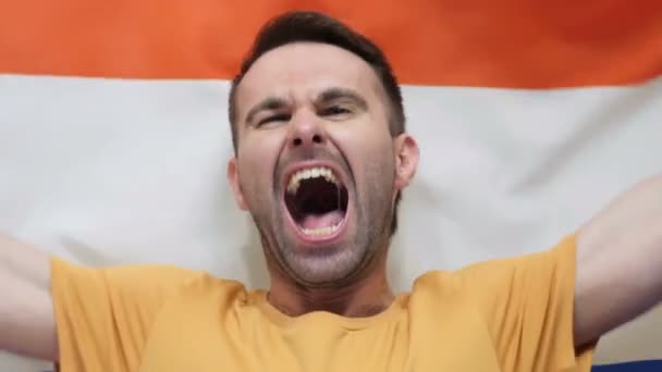 Fã holandês comemora segurar a bandeira da Holanda em Slow Motion — Vídeo de Stock