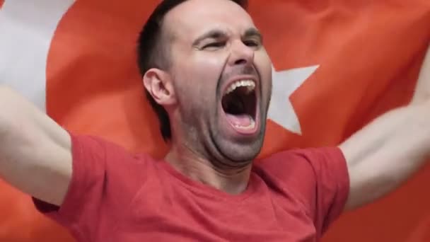 Türkischer Fan feiert, während er die türkische Flagge in Zeitlupe hält — Stockvideo