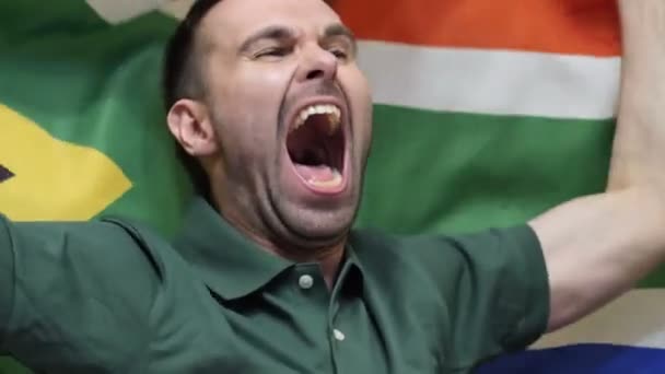 South African Fan slaví podržíte vlajka Jihoafrické republiky v pomalém pohybu — Stock video