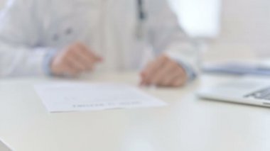 Doktor 'un Tıbbi Raporunu Verirken Kapat