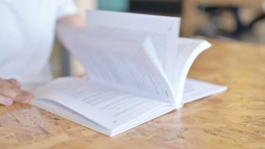 Ellerin Kapanışı Bir Kitaba Kaymak