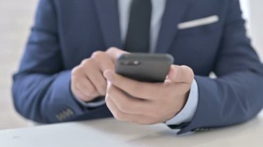 Akıllı Telefon kullanarak İşadamının Elleri 'ni kapat