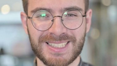 Kameraya gülümseyen Neşeli Beyaz Adam 'ın Yakın Çekimi