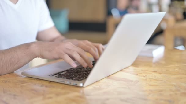 Primo piano delle mani che lavorano sul computer portatile — Video Stock