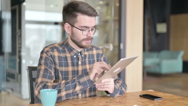 Gericht jonge ontwerper met behulp van Tablet in Modern Office — Stockvideo