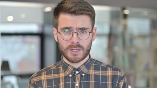 Портрет молодого дизайнера кричащего в современном офисе — стоковое видео