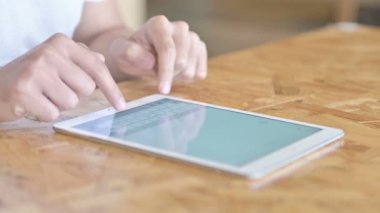 Tablete Yazan Elleri Kapat