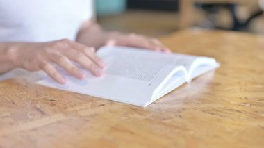 Bir Kitap Okurken Elleri Kapat