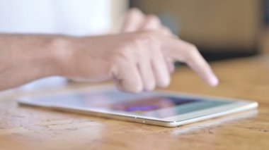 Tablet kullanarak adam yakın çekim