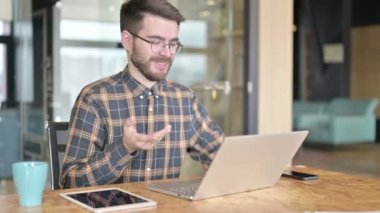 Genç Tasarımcı Modern Ofiste Dizüstü Bilgisayarda Video Sohbeti Yapıyor