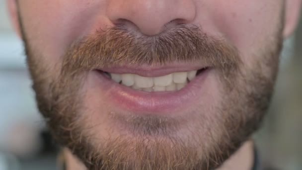 Primer plano del joven blanco sonriente con dientes sanos — Vídeos de Stock