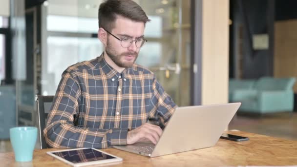 Cansado Jovem Designer ter dor nas costas no escritório — Vídeo de Stock