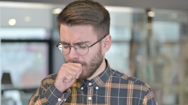 Retrato de un joven diseñador enfermo tosiendo en la oficina — Vídeos de Stock