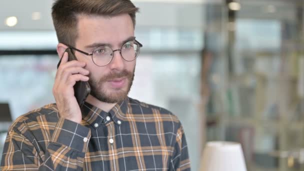 Retrato de alegre joven diseñador hablando en Smartphone — Vídeos de Stock