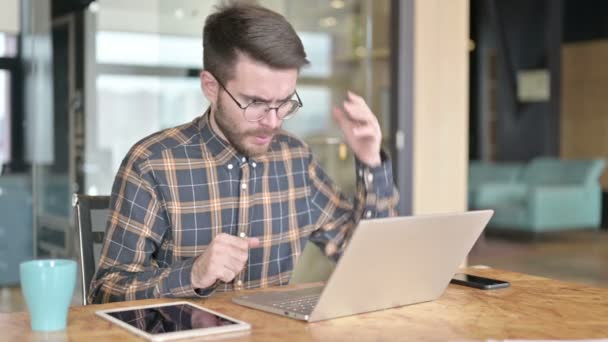 Profesionální mladý designér dostat vztek na notebook — Stock video