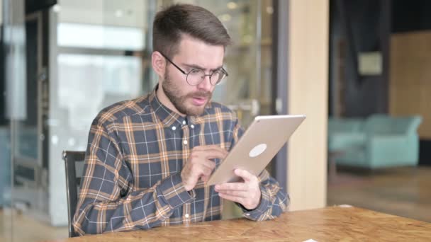 Smutný mladý designér s ztrátou na tabletu v kanceláři — Stock video