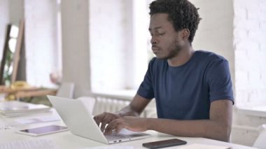 Hasta Genç Afrikalı Tasarımcı Ofiste Öksürüyor
