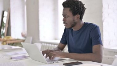 Ofisteki Başarıyı Kutlayan Genç Afrikalı Tasarımcı