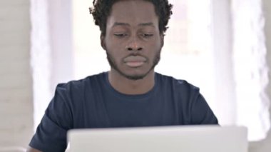 Çevrimiçi Projenin Başarısını Kutlayan Afrikalı Hırslı Adam