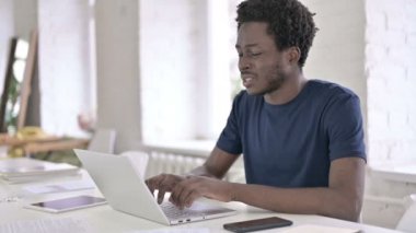 Yorgun Genç Afrikalı Tasarımcı Ofiste Boyun Ağrısı Var