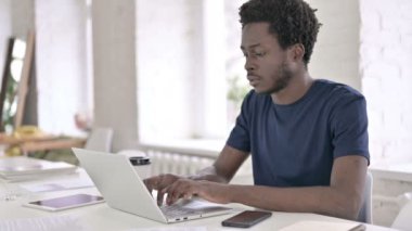 Şaşırmış Afrikalı Adam Kameraya Bakıyor