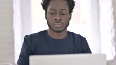 Dizüstü bilgisayarda çalışan Genç Afrikalı 'nın Kapanışı