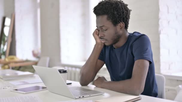 Moe Jonge Afrikaanse Man Slapen op het werk — Stockvideo