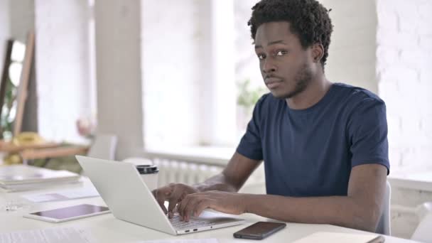 Retrato de un joven africano diciendo no con el signo del dedo — Vídeo de stock