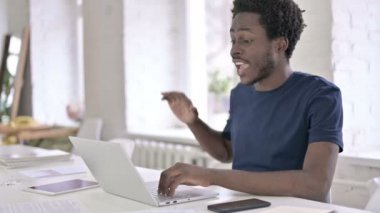 Genç Afrikalı Tasarımcı Laptop 'ta Video Sohbeti Yapıyor