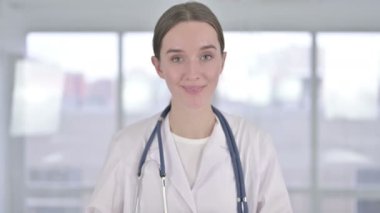 Hırslı Kadın Doktor 'un portresi Başparmaklarını kaldırıyor