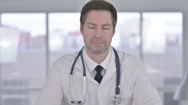 Orta Çağ Doktorunun portresi Bana Elle İmzalayın